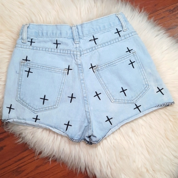 F21 Cutoff Jean Embroidered Shorts - Picture 2 of 4
